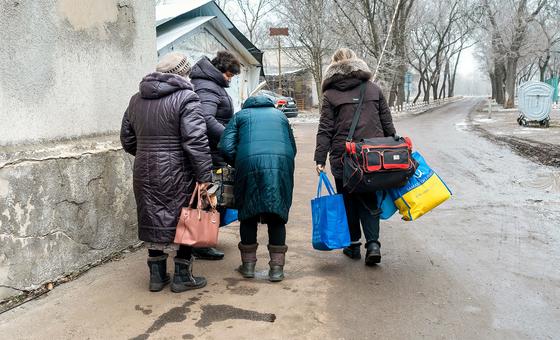 Жители Павлограда в Днепропетровской области Украины покидают свои дома в поисках безопасности (архив).